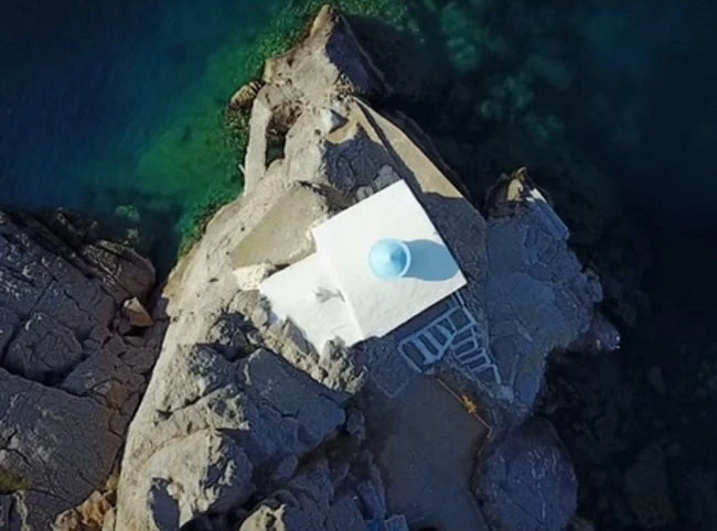 Μέθανα: Αυτό είναι το εκπληκτικό εκκλησάκι που φτιάχτηκε από κρασί και χώμα – Το άγνωστο τάμα στην Παναγία (Βίντεο)